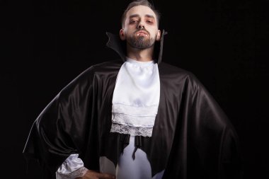 Cadılar Bayramı için dracula kostümlü korkunç adam kameraya emin görünümlü