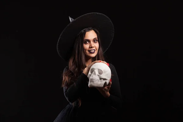 Mulher bonita em um traje de bruxa para festa de Halloween fazendo bruxaria do mal — Fotografia de Stock