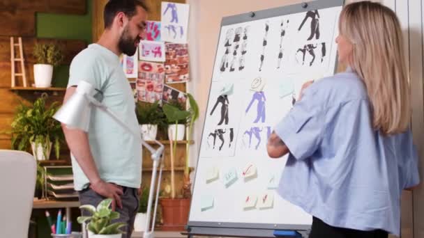 Başarılı sanat yaratıcıları ekibi mevcut proje üzerinde birbirlerine danışmanlık — Stok video