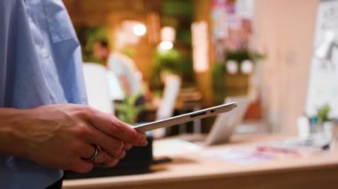 Tablette yazarak kadın içerik oluşturucunun elini yakın