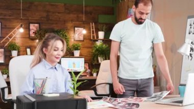 Yakışıklı sanat yönetmeni mevcut proje hakkında onun güzel takım lideri ile konuşuyor