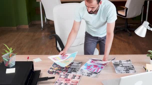 Beau jeune designer vérifier son desing croquis — Video