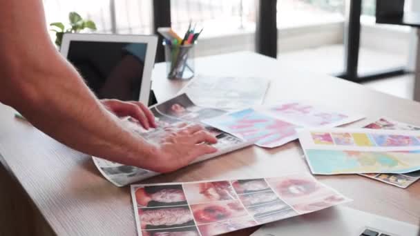 Team leader guardando attraverso schizzi dal suo team per il nuovo progetto — Video Stock