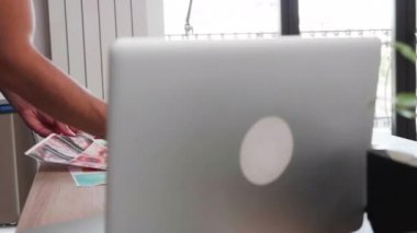 Ofisinde yeni bir yaşam tarzı üzerinde çalışan yaratıcı sanat yönetmeni