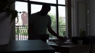 Bir proje de ofiste geç çalışan çalışanın silueti