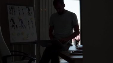 Tasarım sayfalarına bakarken not alma yaratıcı emplyee