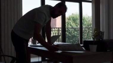 Yaratıcı ofisinde projeleri üzerinde çalışan deneyimli çalışanın silueti