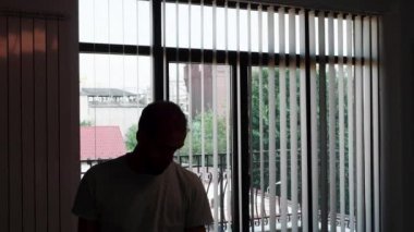 bir tasarım şirketi için projesi üzerinde çalışan genç sanatçının silueti