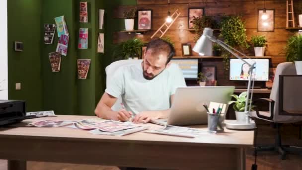 Giovane dipendente nello sviluppo di desing lavorando sul suo computer portatile — Video Stock