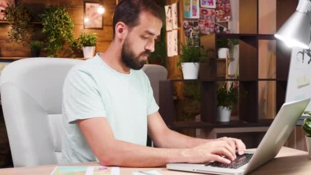 Joven director enfocado trabajando en su portátil en su oficina — Vídeos de Stock