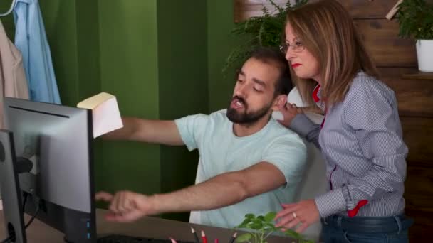 Jovem funcionário explicando suas ideias ao novo gerente de marca — Vídeo de Stock