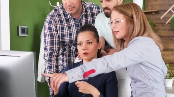 Mulher de negócios de meia-idade e sua equipe dando suporte a sua nova funcionária — Vídeo de Stock