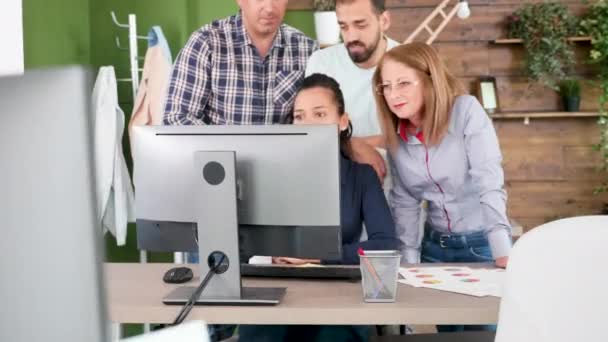 CEO de mediana edad compartiendo algunos consejos valiosos a su joven equipo — Vídeos de Stock