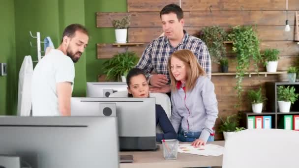 Equipo emocionado por el nuevo proyecto reunido en torno al propietario de su empresa — Vídeos de Stock