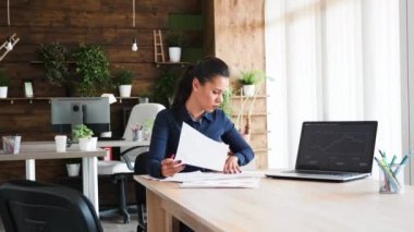 Konferans salonunda çalışan güzel genç iş kadını