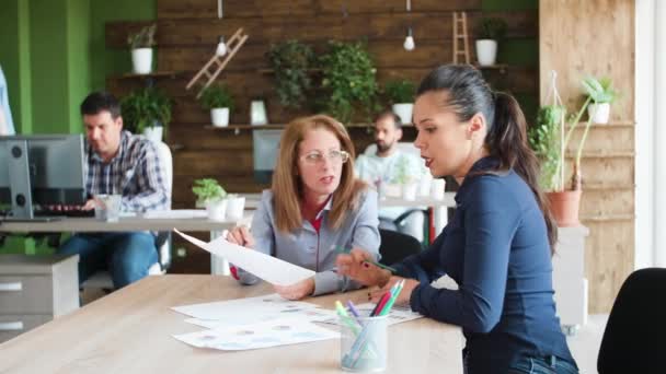 Deux femmes d'affaires discutent de l'avenir de leur entreprise — Video