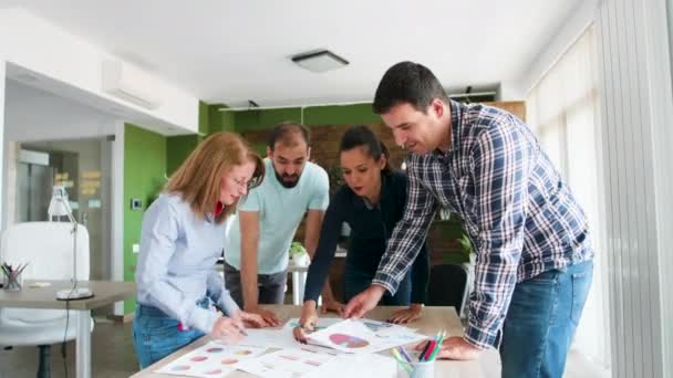 Team van zakelijke mensen met een brainstorm vergadering die ideeën deelt — Stockvideo