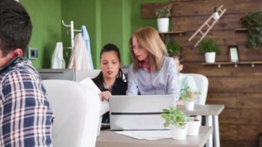 Düşünceli sakallı genç iş adamı onun bilgisayar üzerinde çalışıyor