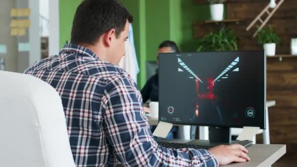 Après une dure journée au bureau, un jeune homme d'affaires jouant à des jeux vidéo sur son ordinateur 