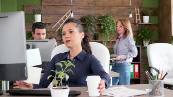 Jeune femme d'affaires ciblée et ambitieuse travaillant sur son ordinateur au bureau — Video