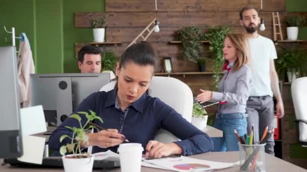 Focada jovem empresária trabalhando duro em um escritório ocupado — Vídeo de Stock