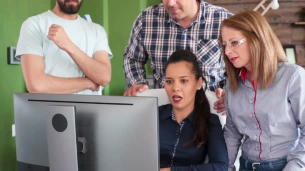 Média idade feminino supervisor mentoring colegas de trabalho — Vídeo de Stock