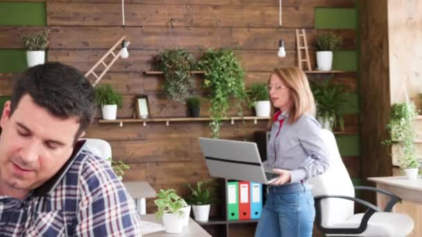 Medioevo dipendente femminile parlando con il suo giovane creatore di contenuti creativi — Video Stock