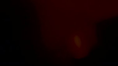 Çerçevenin sağ üst köşesinde büyük mercek parlaması