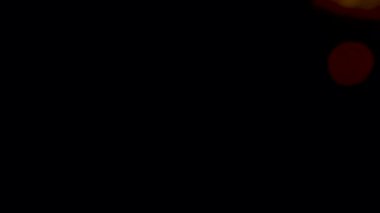 Siyah arka planda sıcak turuncu lens parlamaları