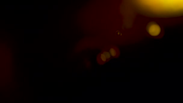 Abstraktes Licht leckt und die Linse flackert auf schwarzem Hintergrund — Stockvideo