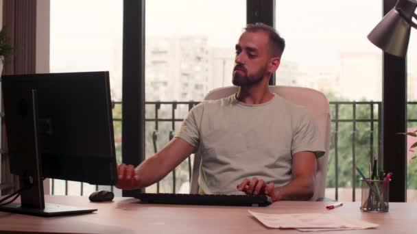 Pengusaha muda dalam pakaian santai bekerja pada komputer — Stok Video