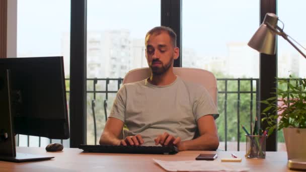 CEO de la empresa de puesta en marcha escribiendo en el ordenador y mirando el teléfono en la cálida luz del atardecer — Vídeo de stock
