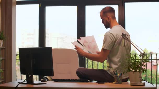 Gerente ou CEO da empresa start-up olhando gráficos em papel — Vídeo de Stock