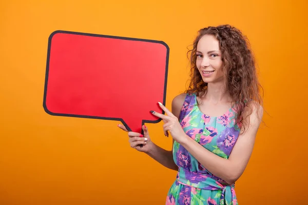 Kaukasische vrouw holding op haar recht een lege Bubble gedachte teken — Stockfoto