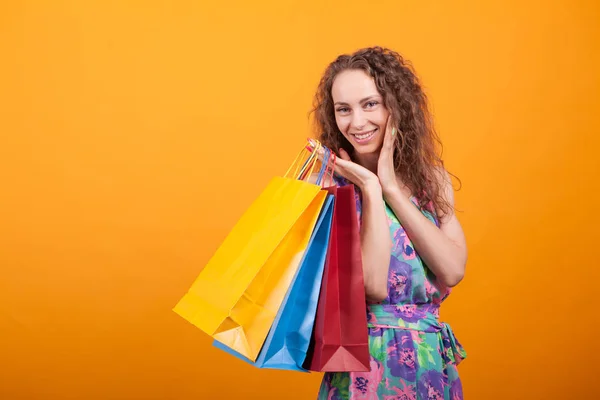 Alışveriş poşetleri tutan muhteşem ve alışverişkolik kadın — Stok fotoğraf