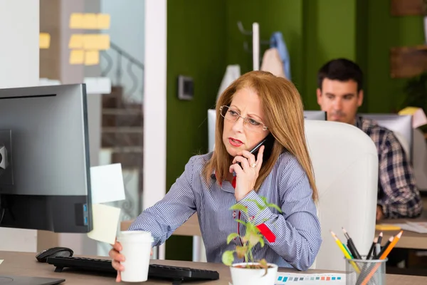 Mujer de negocios hablar por teléfono en la oficina — Foto de Stock