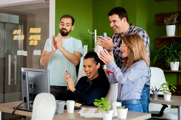 En la empresa de nueva creación equipo de oficina de personas que celebran la gran venta — Foto de Stock