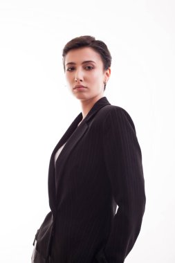 Siyah bir ceket giyen beyaz arka plan üzerinde studdio Charming genç kadın