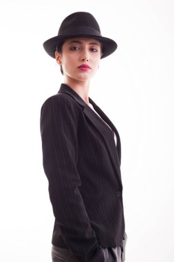 Beyaz arka plan üzerinde kamera önünde güvenle poz stüdyoda poz Kafkas güzellik