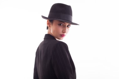 Beyaz arka plan üzerinde stüdyoda poz çekici genç kadın portresi