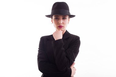 Stüdyoda beyaz arka plan üzerinde çenesinde elleri ile kameraya bakarak poz çekici beyaz beyaz kadın