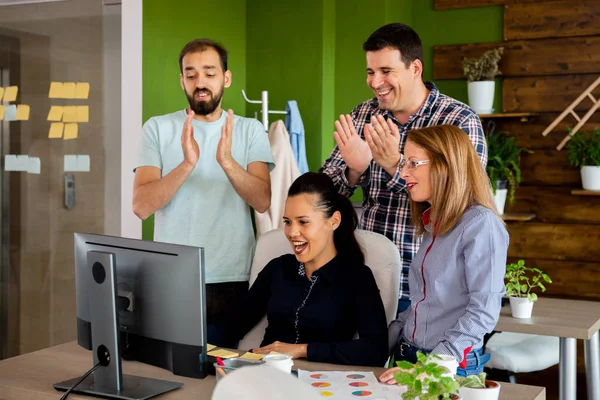 A kreatív cég irodai dolgozók ünnepli az eredmény — Stock Fotó