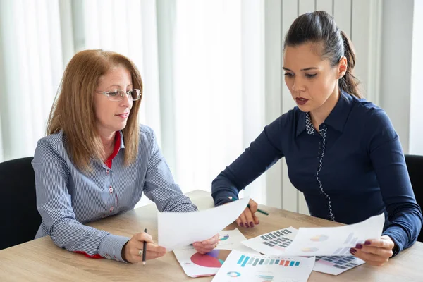 Due imprenditrici stanno lavorando ad un nuovo progetto — Foto Stock