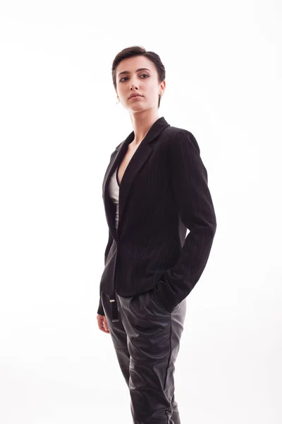 흰색 배경 위에 스튜디오에서 세련된 검은 재킷에 매력적인 젊은 여자 — 스톡 사진