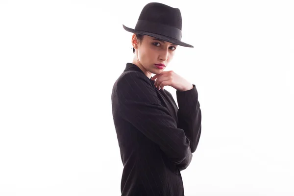 Красивая леди в стильной шляпе с черной курткой на белом фоне в студии — стоковое фото