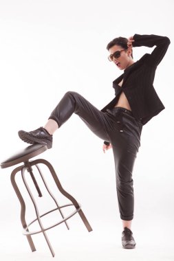 Şık moda modeli beyaz arka plan üzerinde rahat giyinmiş stüdyoda poz verirken çığlık