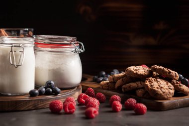 Ahşap masada taze ahududu ile lezzetli ve lezzetli ev yapımı çikolata bisküvi