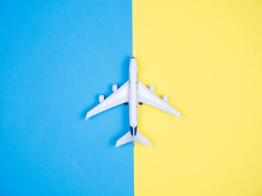 Mavi arka plan üzerinde uçak oyuncak düz faly üst görünümü