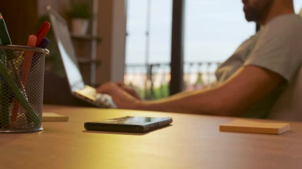 Smartphone do gerente bem sucedido no escritório da empresa que trabalha na luz do por do sol — Vídeo de Stock