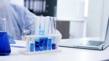 Duman oluşturan test tüplerinde mavi sıvının yakın çekim